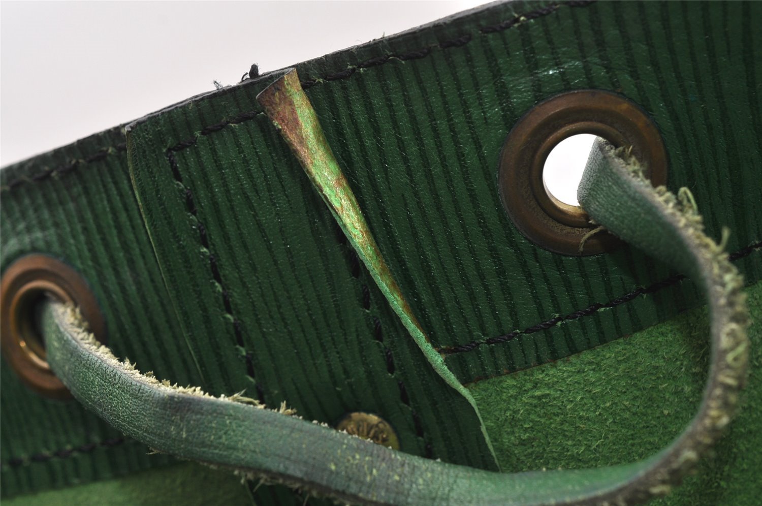 Authentic Louis Vuitton Epi Noe Shoulder Drawstring Bag Green Old Model LV 8699I