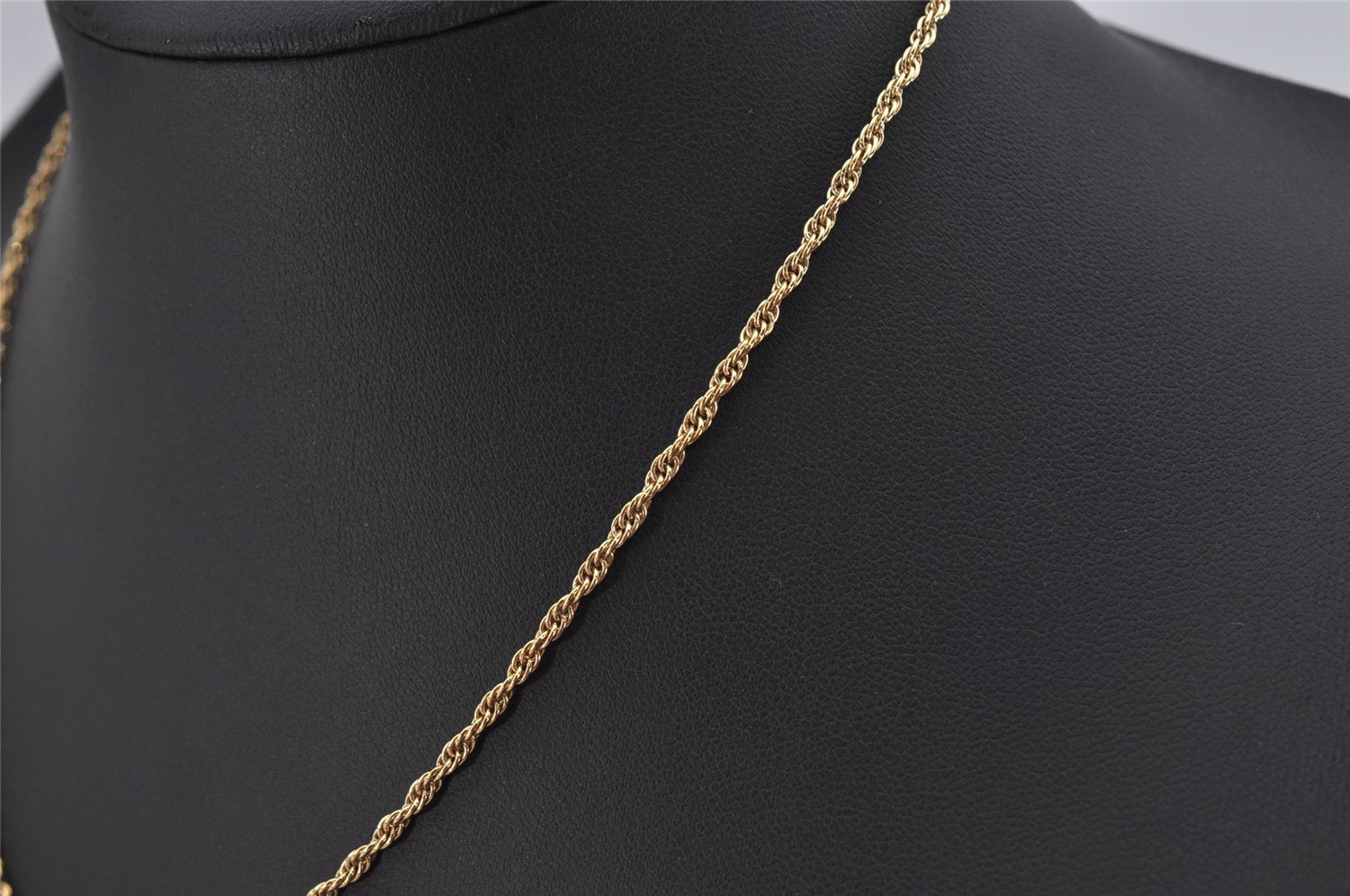 Authentic Christian Dior Vintage Gold Tone Chain Pendant Necklace CD 8707J