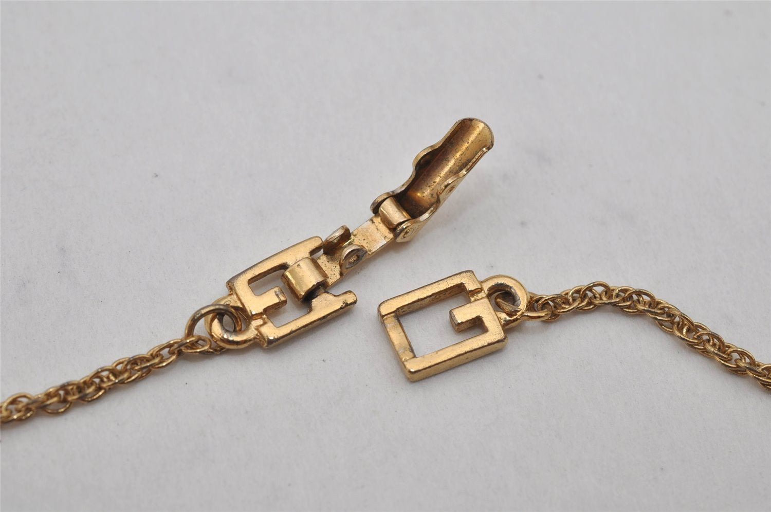 Authentic GIVENCHY Logo Ribbon Rhinestone Chain Pendant Necklace Gold Tone 8708J