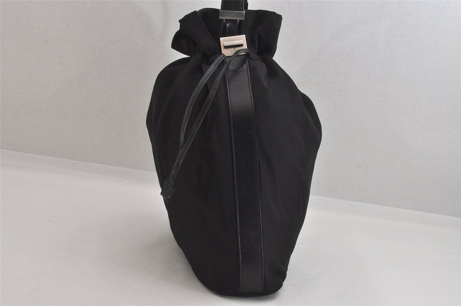 Authentic GUCCI Vintage Shoulder Drawstring Bag Nylon Leather Black 8747M