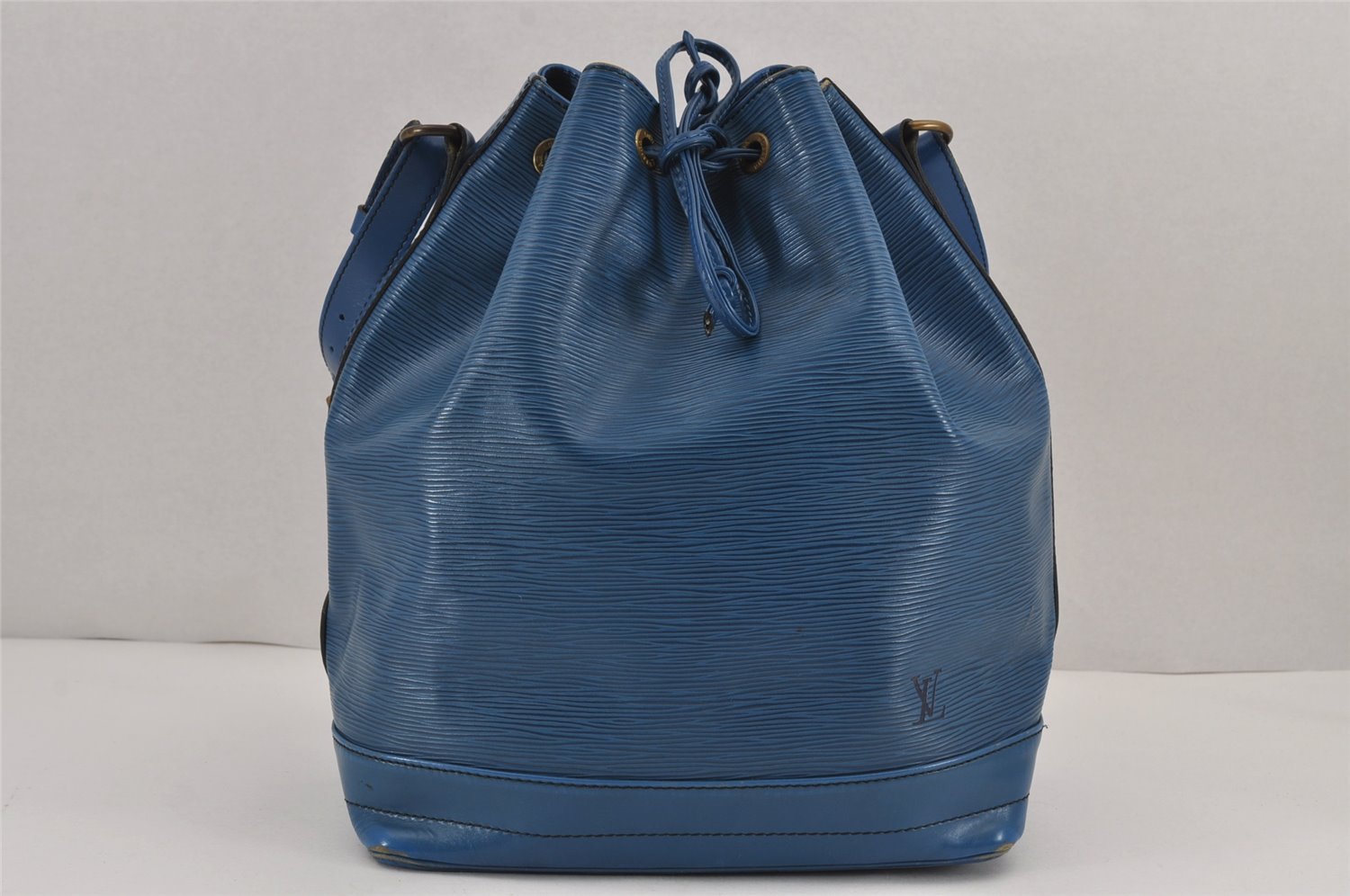 Authentic Louis Vuitton Epi Noe Shoulder Drawstring Bag Blue M44005 LV 8753J