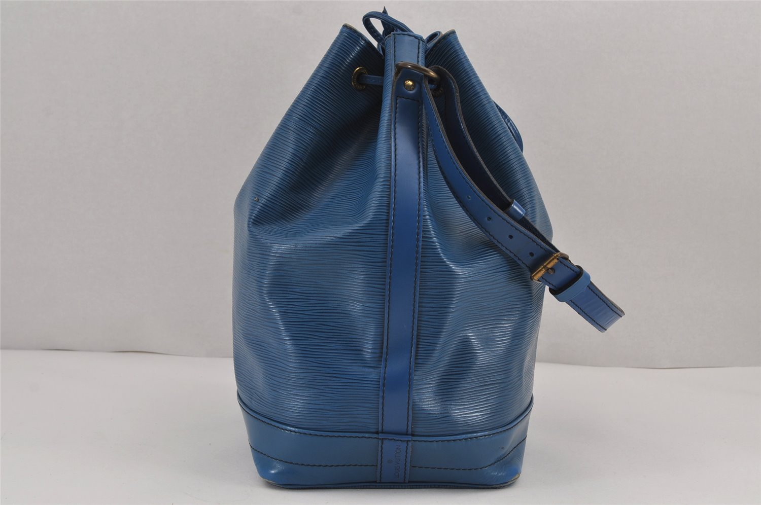 Authentic Louis Vuitton Epi Noe Shoulder Drawstring Bag Blue M44005 LV 8753J