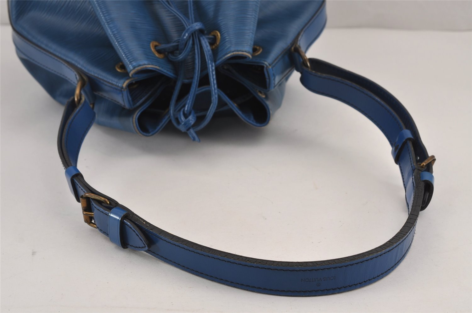 Authentic Louis Vuitton Epi Noe Shoulder Drawstring Bag Blue M44005 LV 8753J