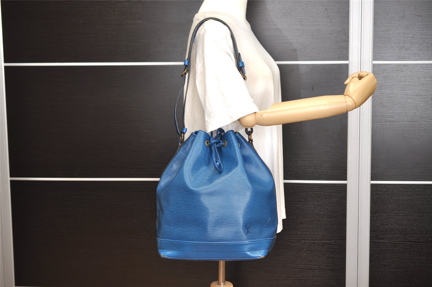 Authentic Louis Vuitton Epi Noe Shoulder Drawstring Bag Blue M44005 LV 8753J