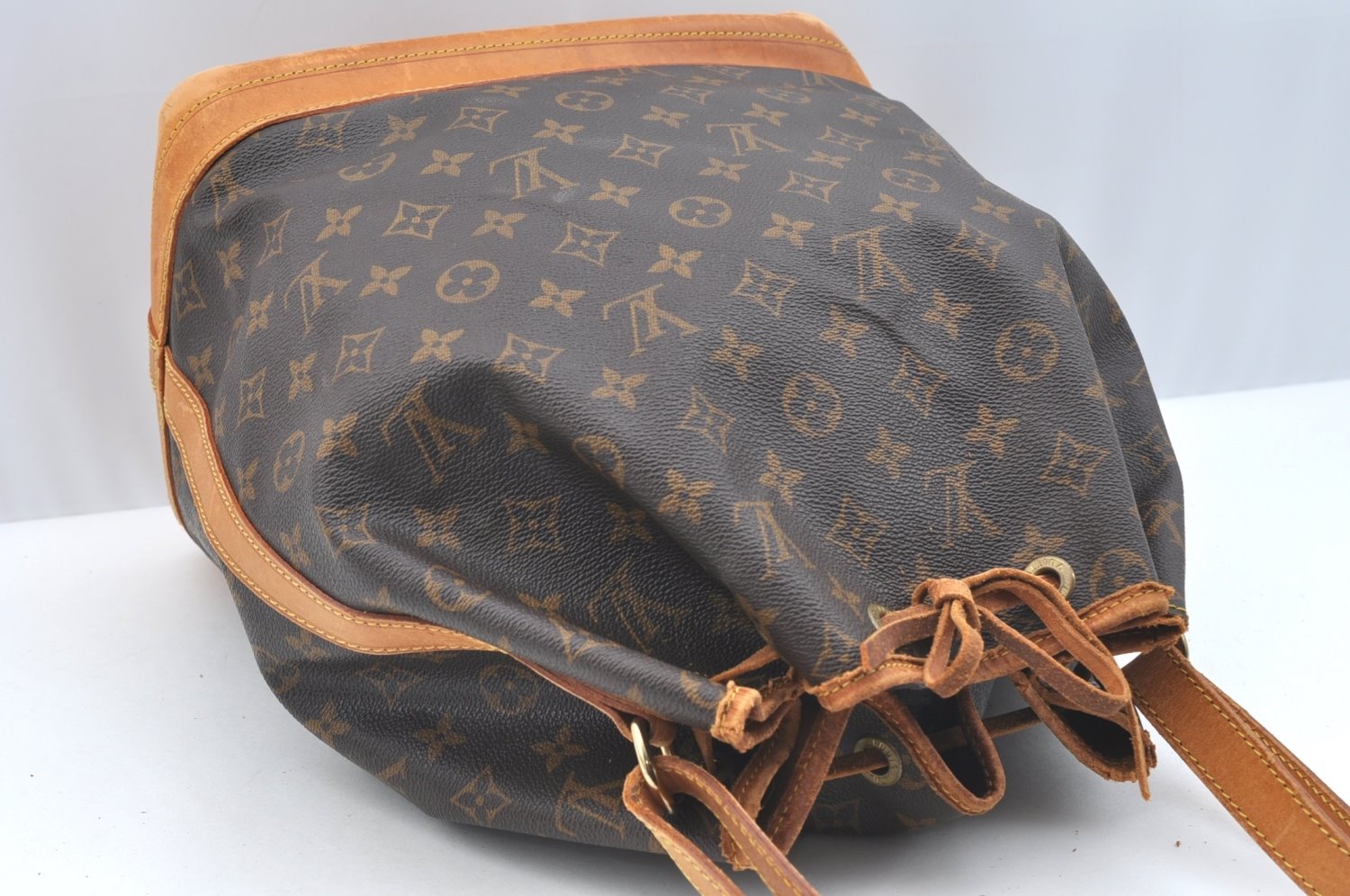 Authentic Louis Vuitton Monogram Noe Shoulder Drawstring Bag M42224 LV 8773I