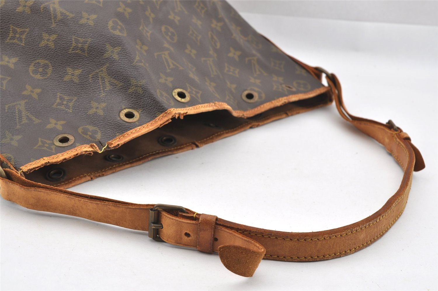 Authentic Louis Vuitton Monogram Noe Shoulder Drawstring Bag M42224 LV 8789I