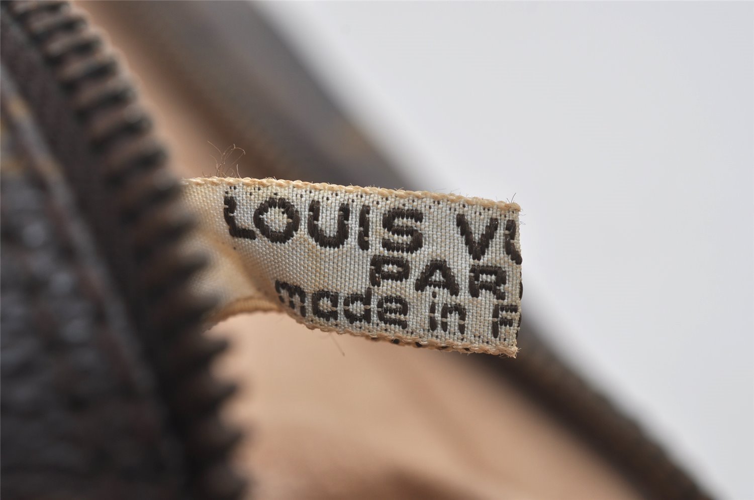 Auth Louis Vuitton Monogram Trousse Toilette 28 Clutch Hand Bag M47522 LV 8815I