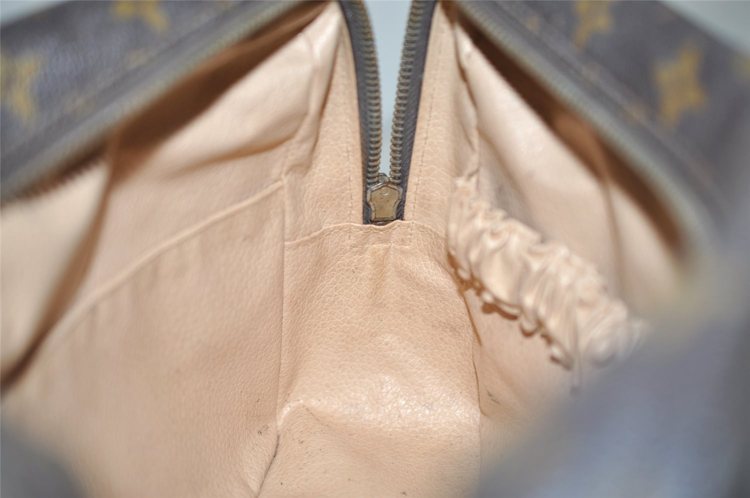 Auth Louis Vuitton Monogram Trousse Toilette 28 Clutch Hand Bag M47522 LV 8815I