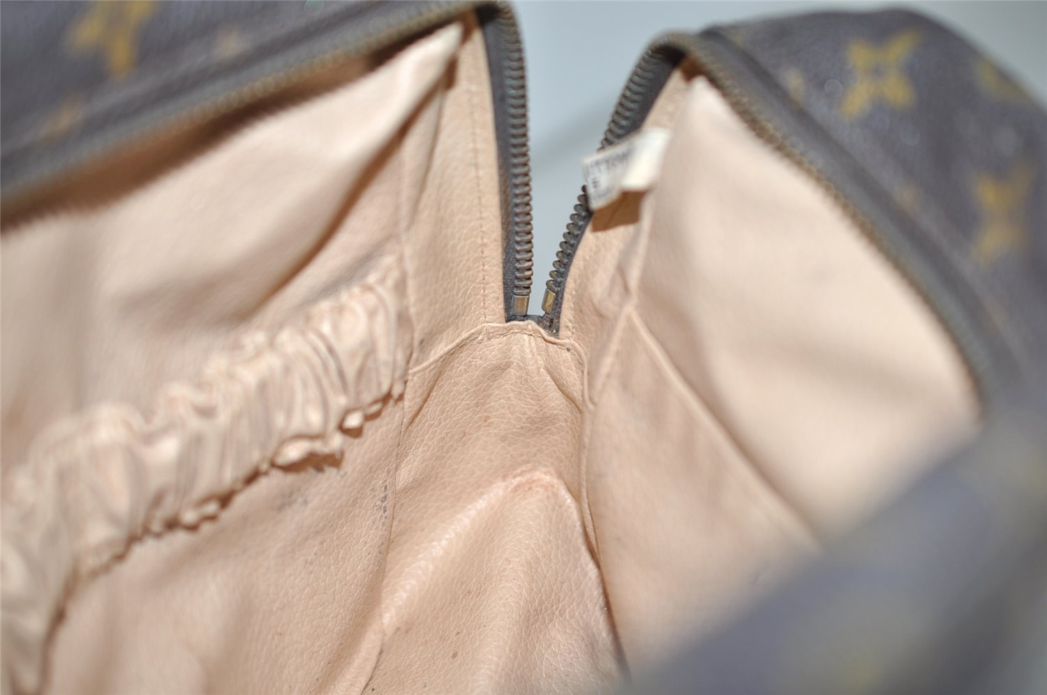 Auth Louis Vuitton Monogram Trousse Toilette 28 Clutch Hand Bag M47522 LV 8815I