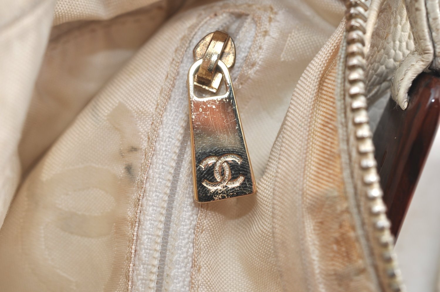 Authentic CHANEL Vintage Caviar Skin Shoulder Hand Bag Purse White 8831H