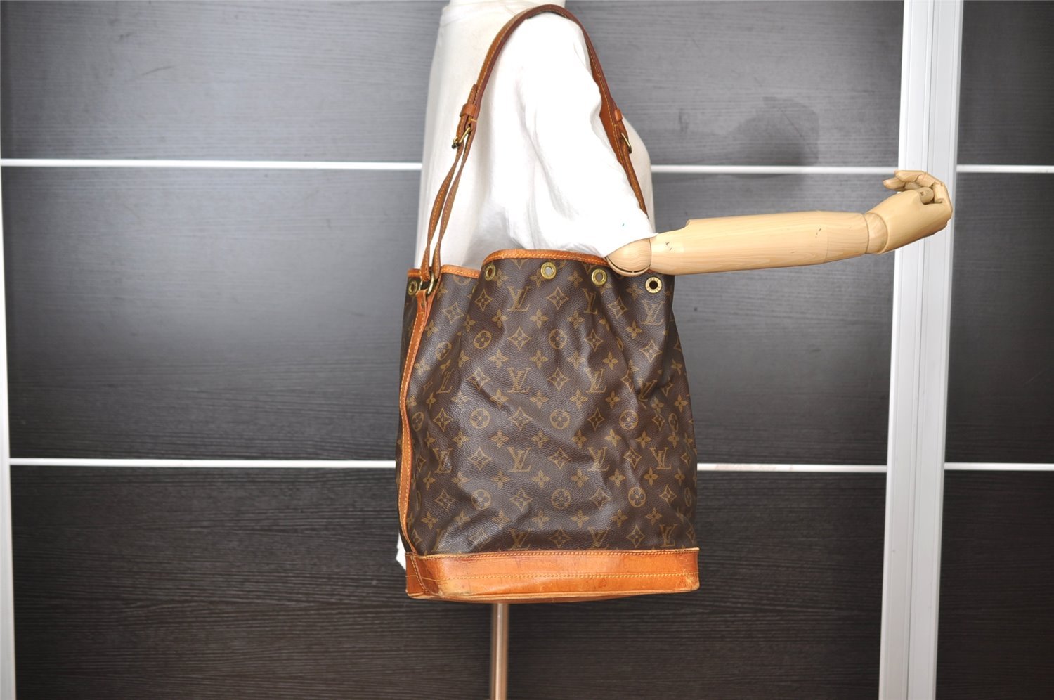 Authentic Louis Vuitton Monogram Noe Shoulder Drawstring Bag M42224 LV 8839I