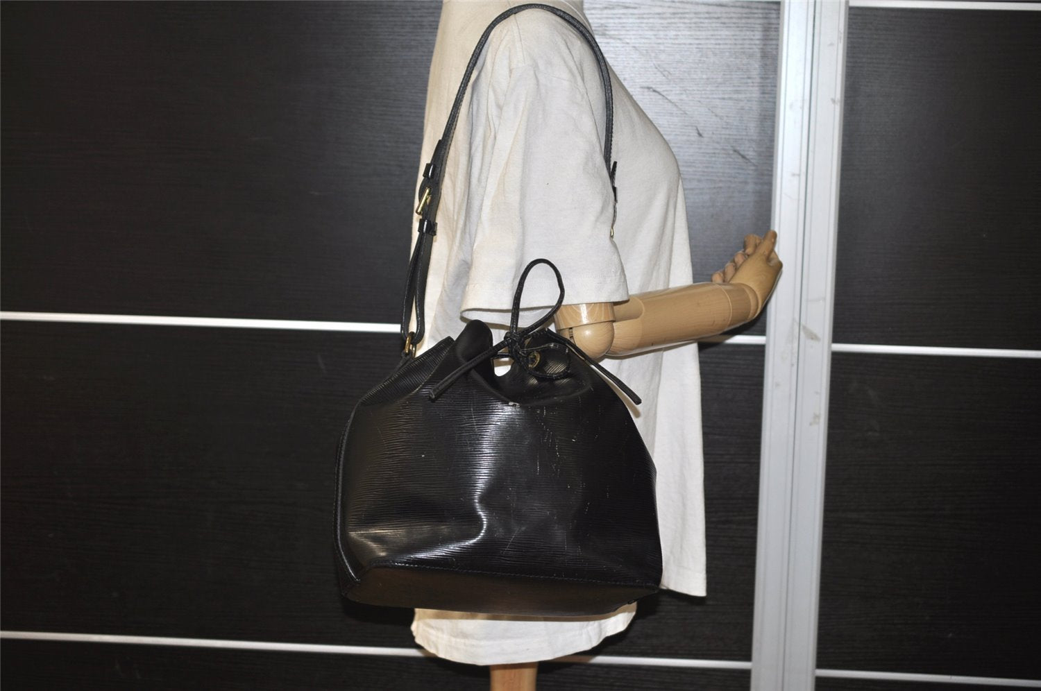 Authentic Louis Vuitton Epi Petit Noe Shoulder Drawstring Bag M59012 Black 8855I