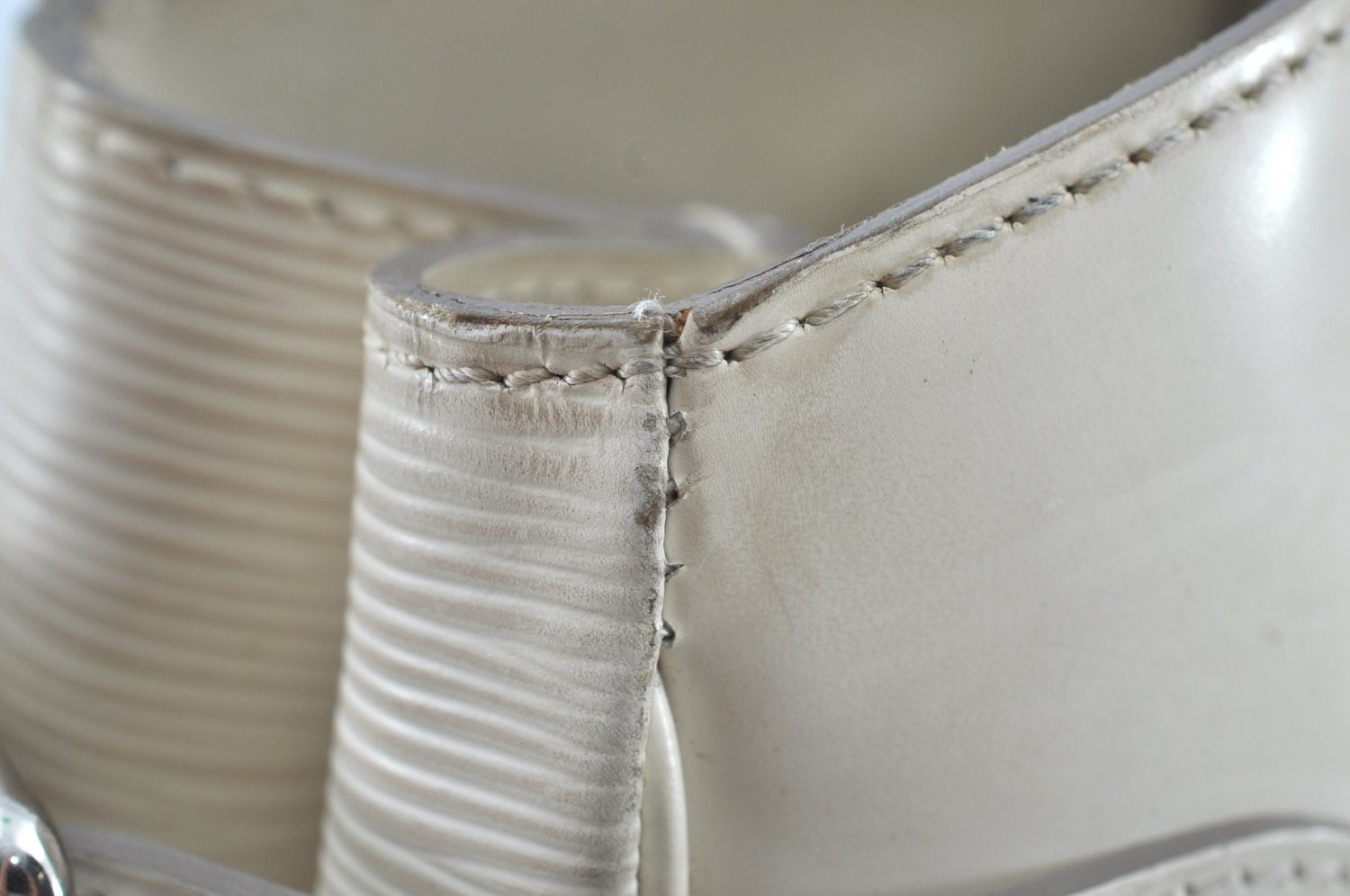 Authentic Louis Vuitton Epi Passy PM Hand Bag Purse White M5926J LV 8873G