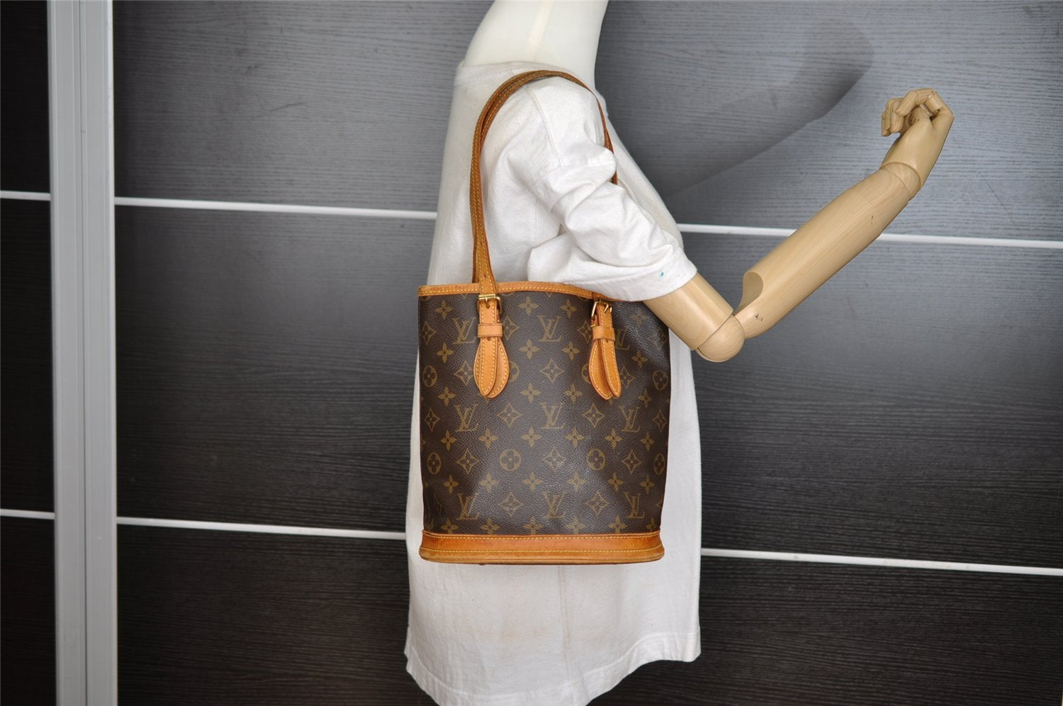 Authentic Louis Vuitton Monogram Bucket PM Shoulder Tote Bag M42238 LV 8876I