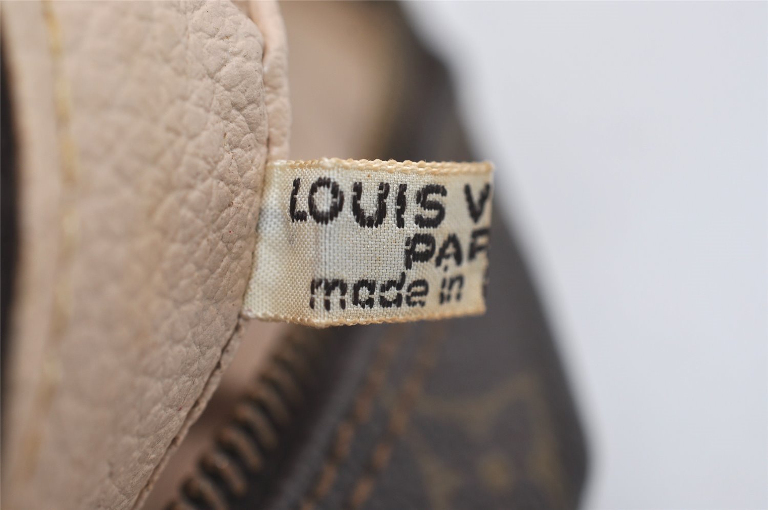 Auth Louis Vuitton Monogram Trousse Toilette 23 Clutch Hand Bag Old Model 8880I