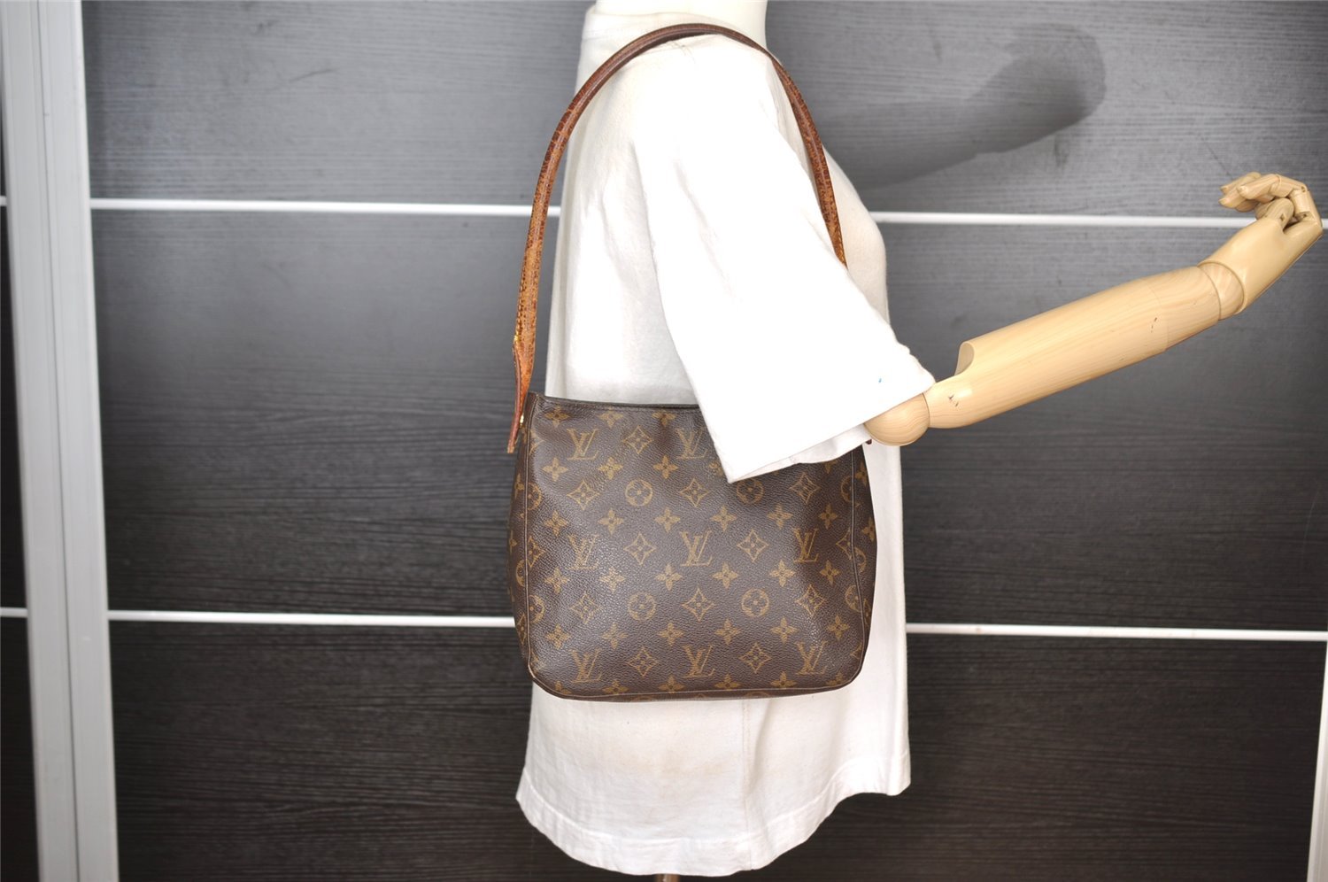 Authentic Louis Vuitton Monogram Looping MM Shoulder Bag M51146 LV 8931I