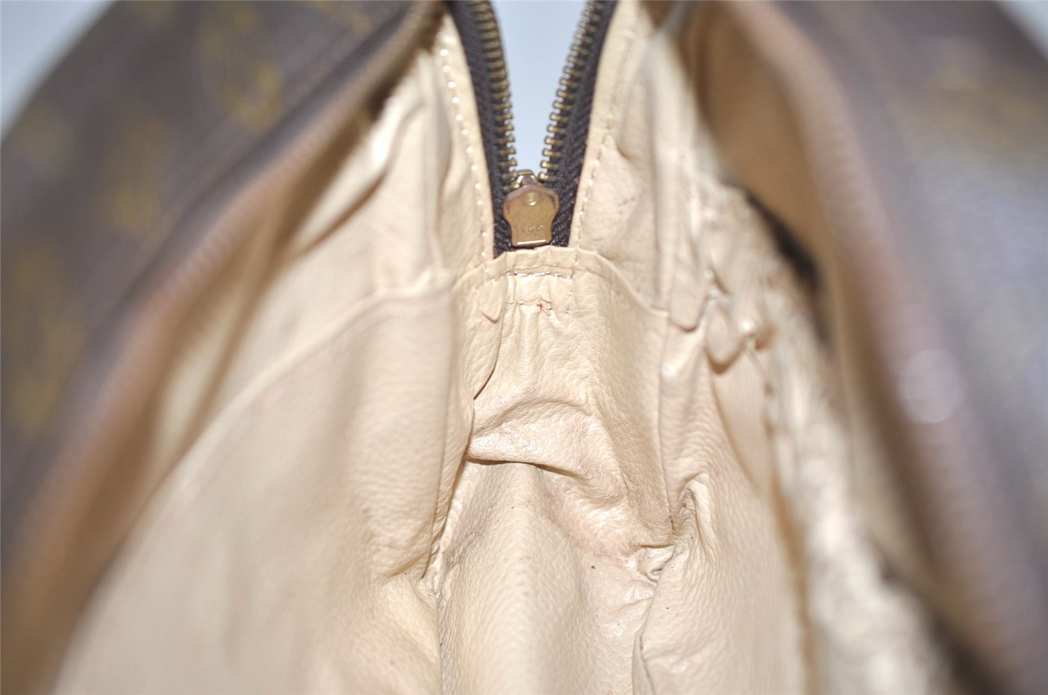 Auth Louis Vuitton Monogram Trousse Toilette 25 Clutch Hand Bag M47527 LV 8937J