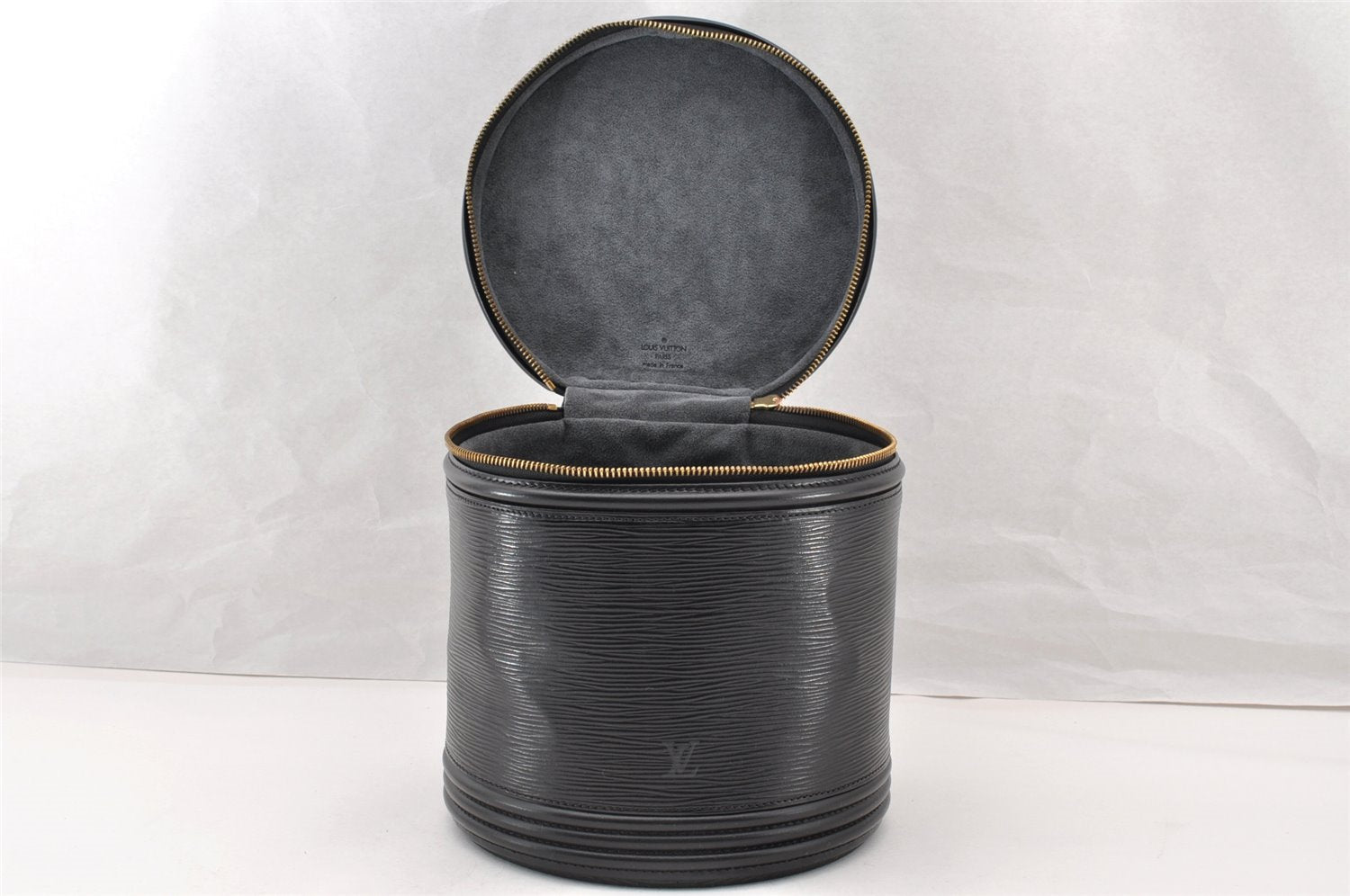 Authentic Louis Vuitton Epi Cannes Cosmetic Hand Bag Purse Black M48032 LV 9002I