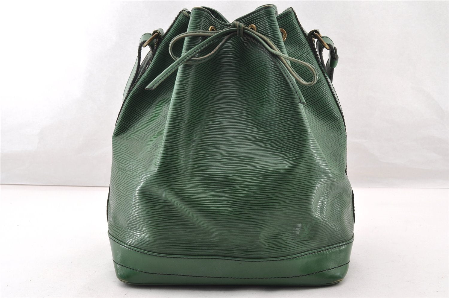 Authentic Louis Vuitton Epi Noe Shoulder Drawstring Bag Green M44004 LV 9036I