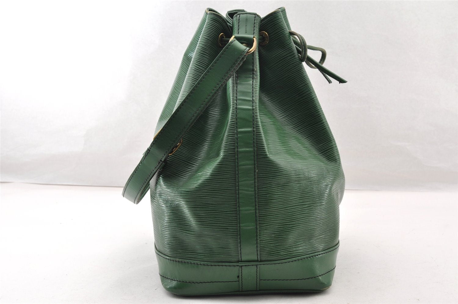 Authentic Louis Vuitton Epi Noe Shoulder Drawstring Bag Green M44004 LV 9036I