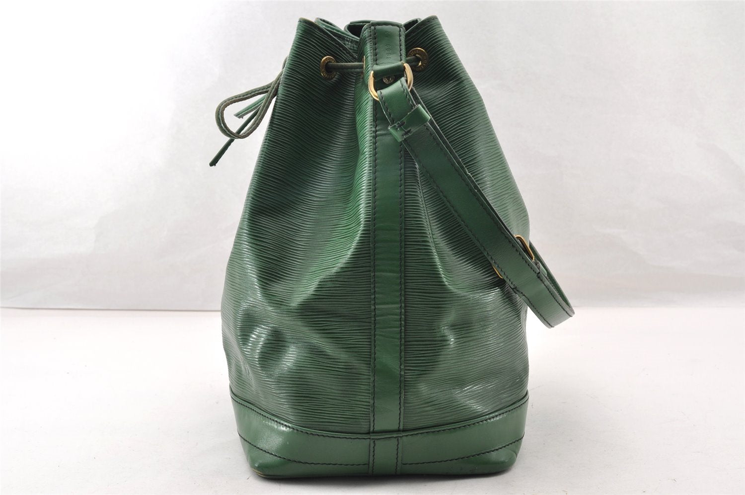 Authentic Louis Vuitton Epi Noe Shoulder Drawstring Bag Green M44004 LV 9036I