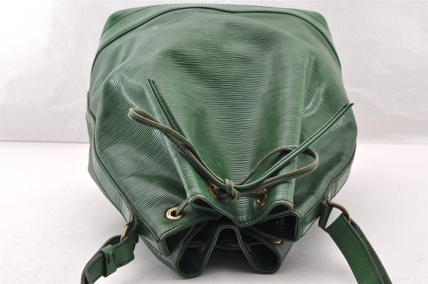 Authentic Louis Vuitton Epi Noe Shoulder Drawstring Bag Green M44004 LV 9036I