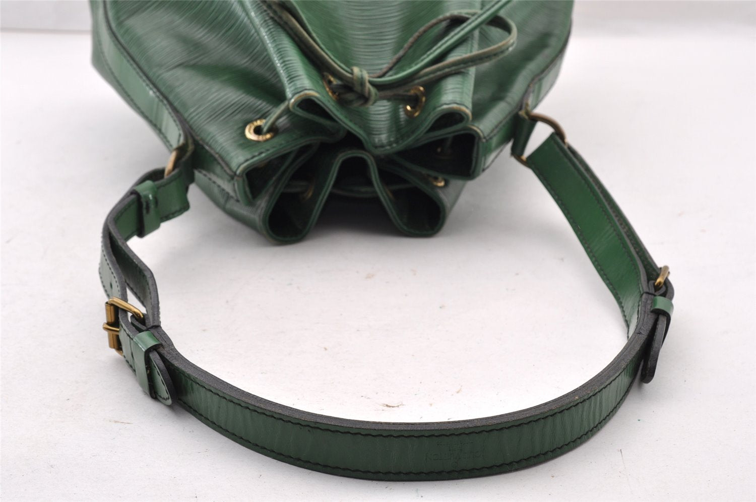 Authentic Louis Vuitton Epi Noe Shoulder Drawstring Bag Green M44004 LV 9036I