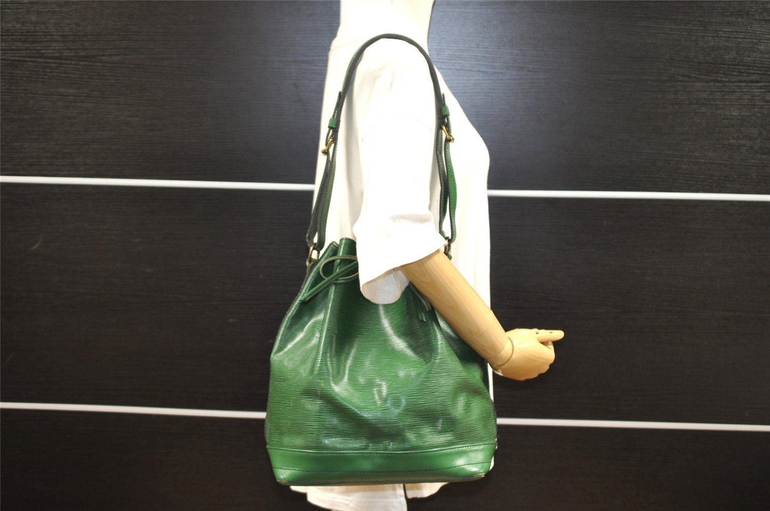 Authentic Louis Vuitton Epi Noe Shoulder Drawstring Bag Green M44004 LV 9036I
