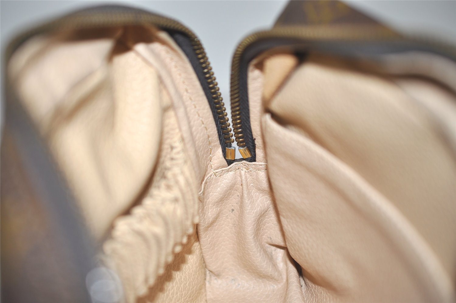 Auth Louis Vuitton Monogram Trousse Toilette 23 Clutch Hand Bag Old Model 9043J