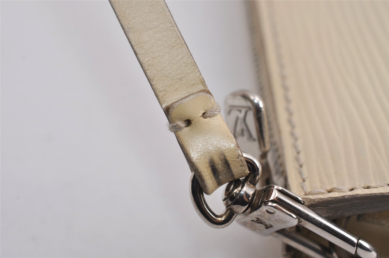 Authentic Louis Vuitton Epi Pochette Accessoires Pouch White M5264A LV 9105J