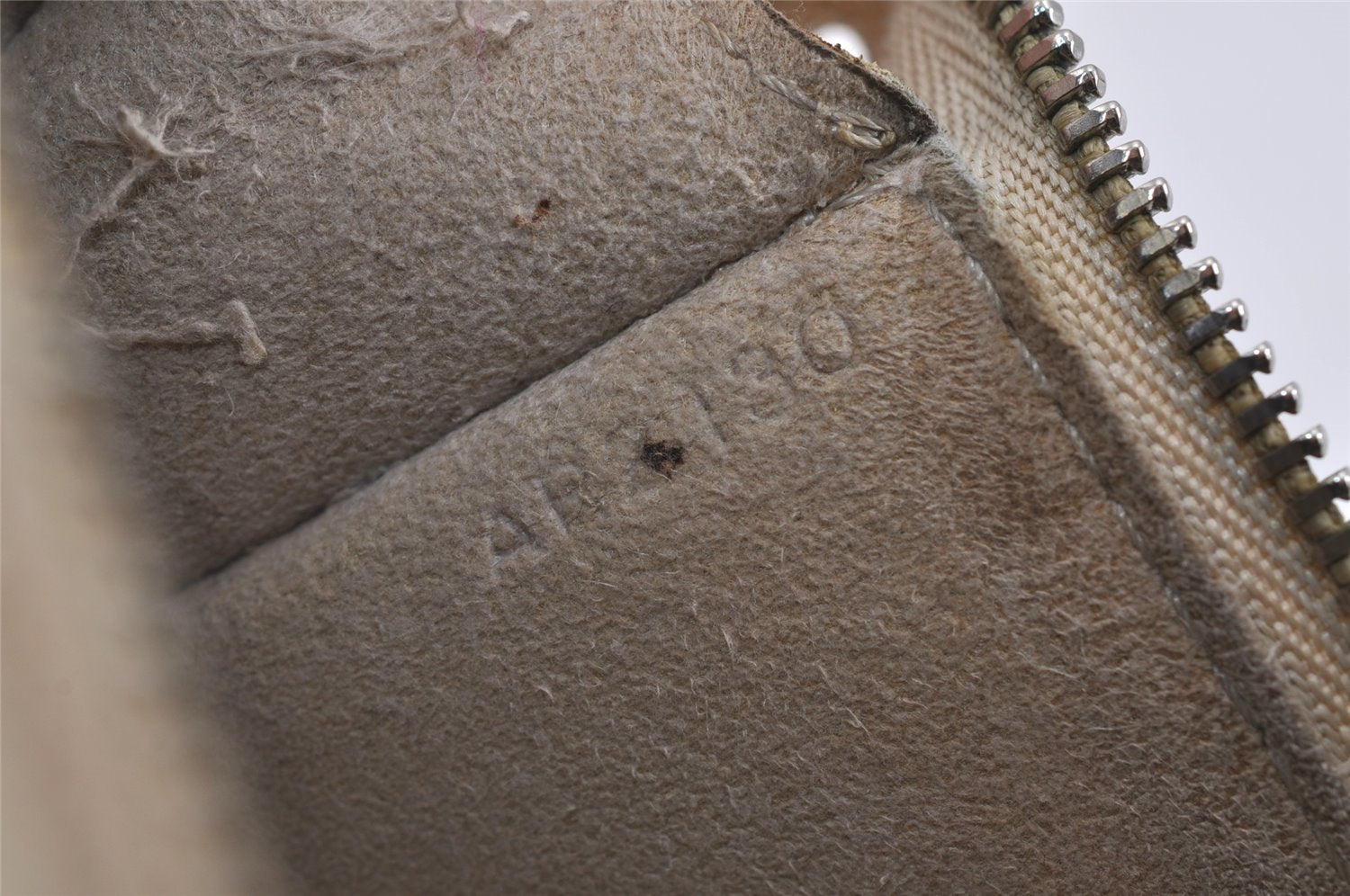 Authentic Louis Vuitton Epi Pochette Accessoires Pouch White M5264A LV 9105J