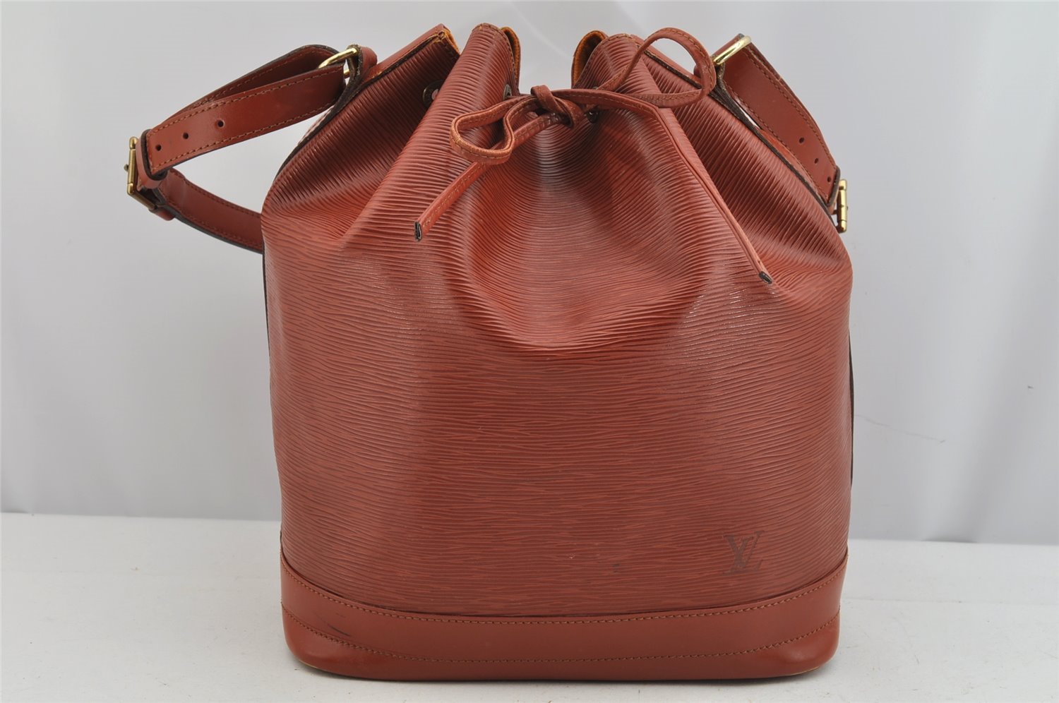 Authentic Louis Vuitton Epi Noe Shoulder Drawstring Bag Brown M44028 LV 9239J