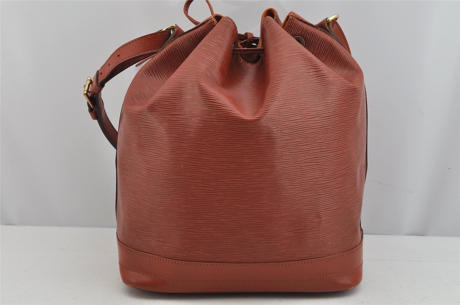 Authentic Louis Vuitton Epi Noe Shoulder Drawstring Bag Brown M44028 LV 9239J