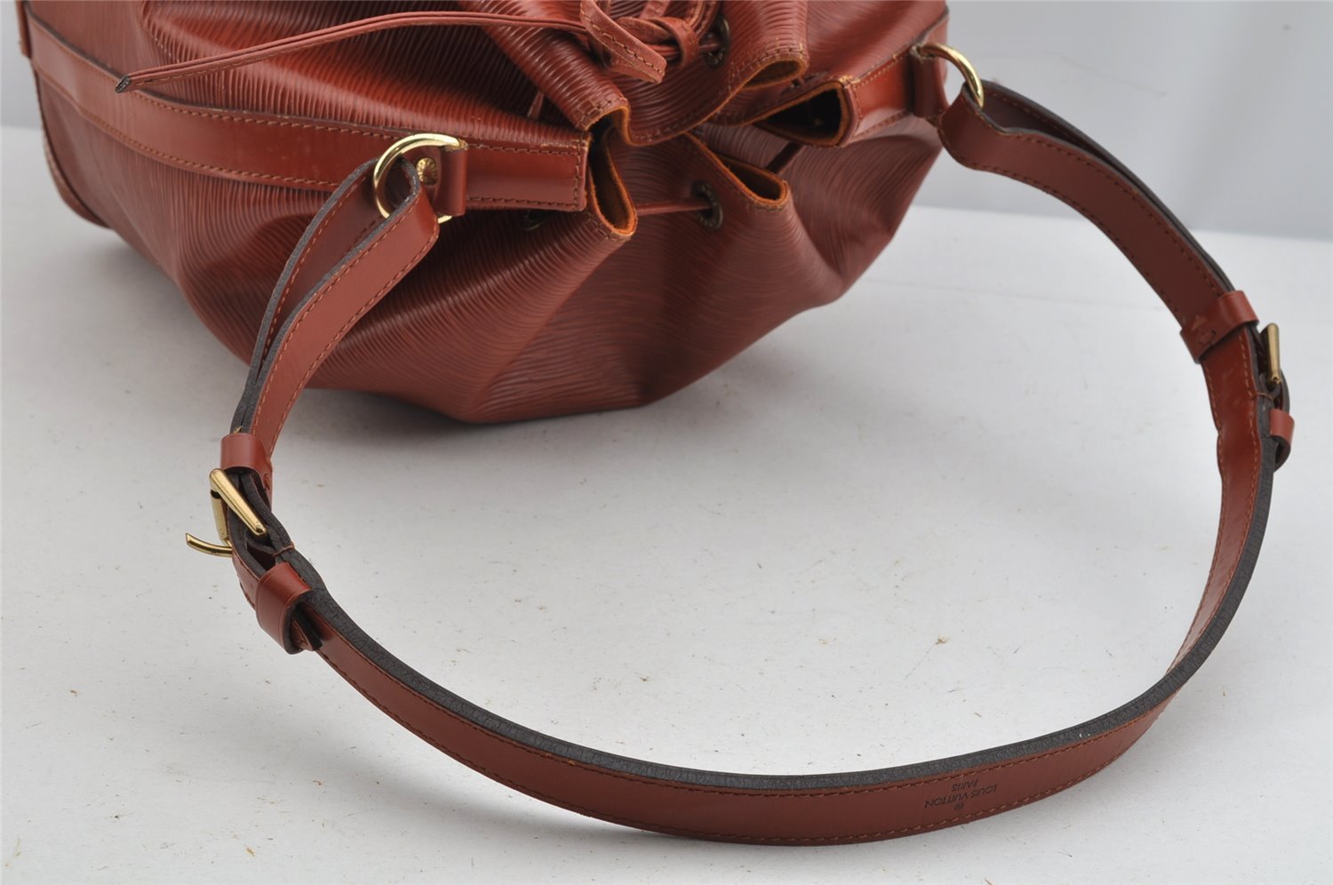 Authentic Louis Vuitton Epi Noe Shoulder Drawstring Bag Brown M44028 LV 9239J