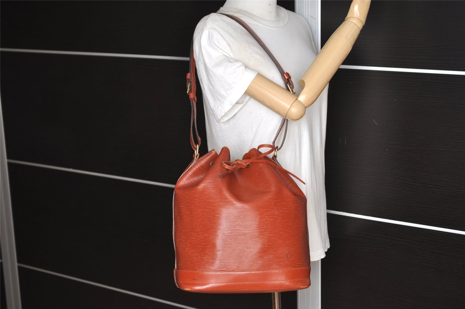 Authentic Louis Vuitton Epi Noe Shoulder Drawstring Bag Brown M44028 LV 9239J