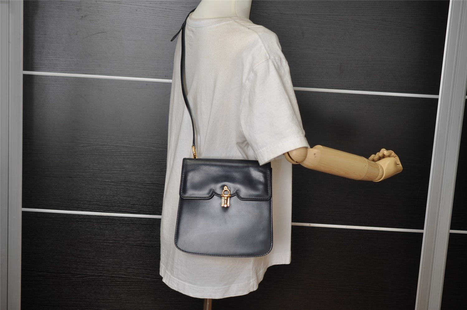 Authentic GUCCI Vintage Horsebit Shoulder Bag Purse Leather Navy 9243I