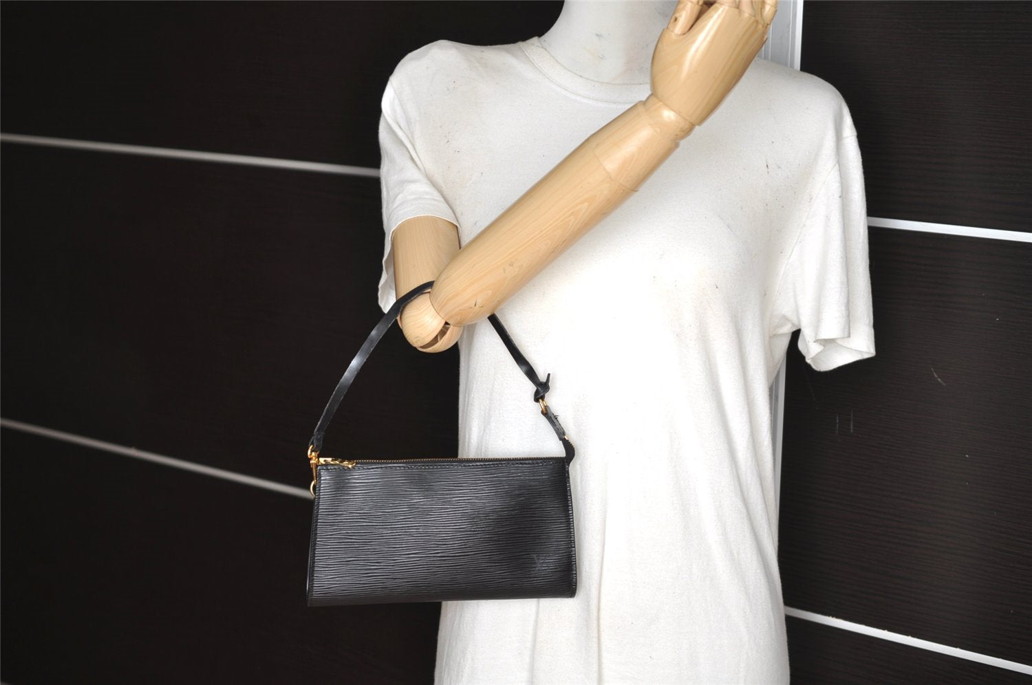 Authentic Louis Vuitton Epi Pochette Accessoires Pouch Black M52952 LV 9285J