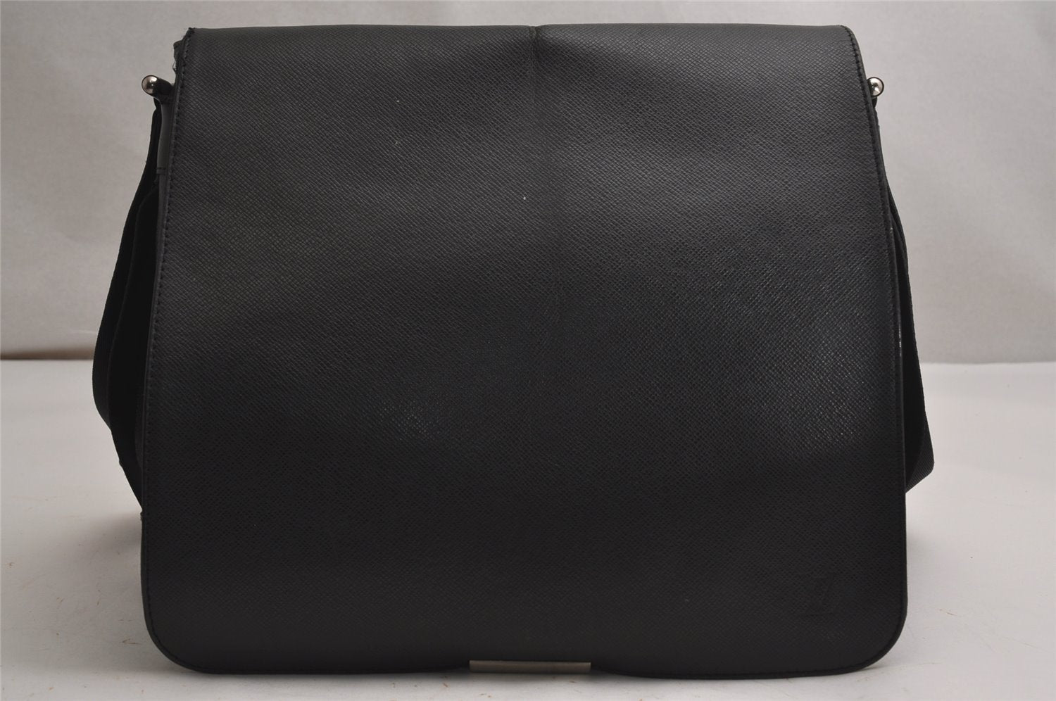 Auth Louis Vuitton Taiga Victor Shoulder Cross Body Bag Green M30142 LV 9320J