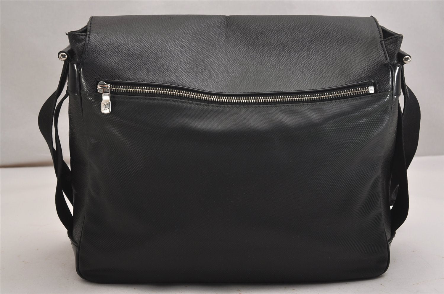 Auth Louis Vuitton Taiga Victor Shoulder Cross Body Bag Green M30142 LV 9320J