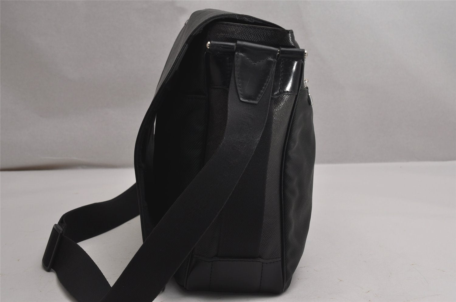 Auth Louis Vuitton Taiga Victor Shoulder Cross Body Bag Green M30142 LV 9320J