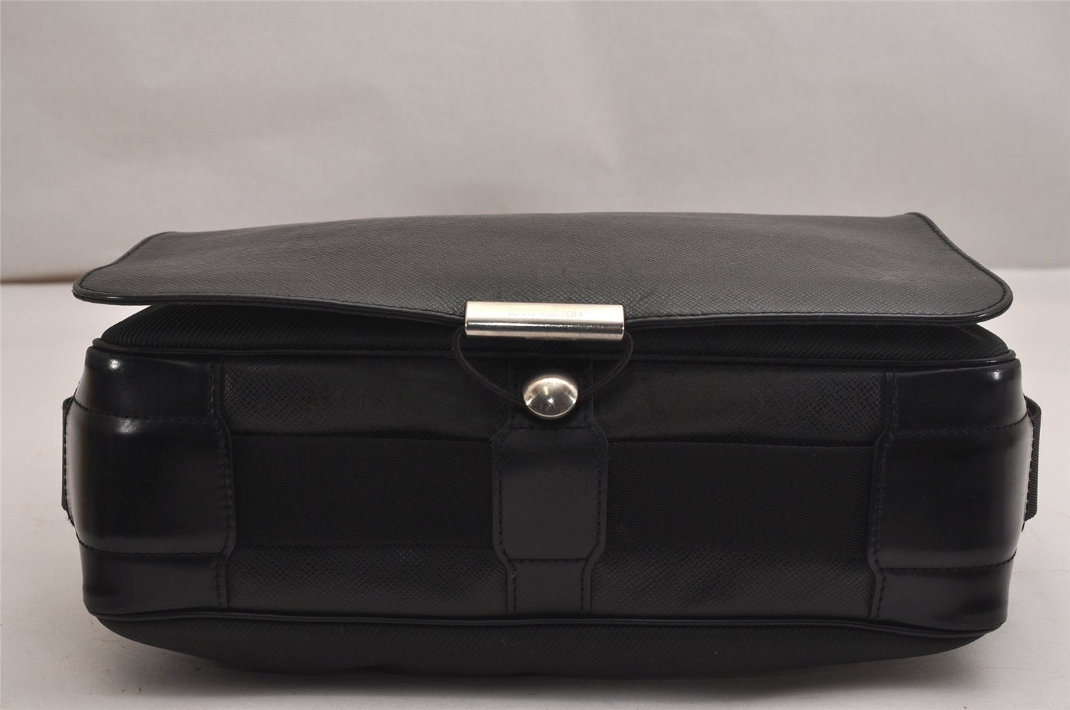 Auth Louis Vuitton Taiga Victor Shoulder Cross Body Bag Green M30142 LV 9320J