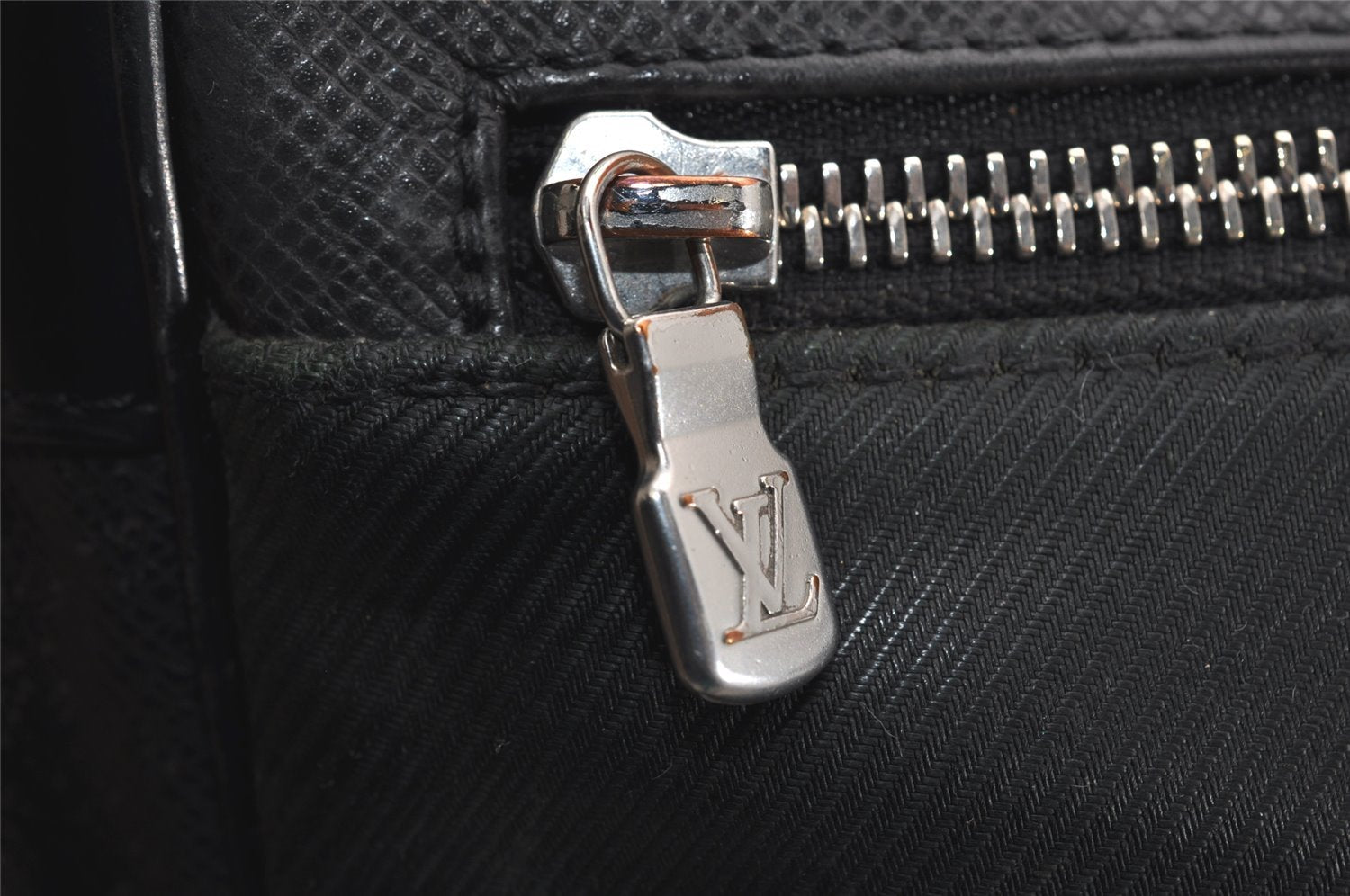 Auth Louis Vuitton Taiga Victor Shoulder Cross Body Bag Green M30142 LV 9320J