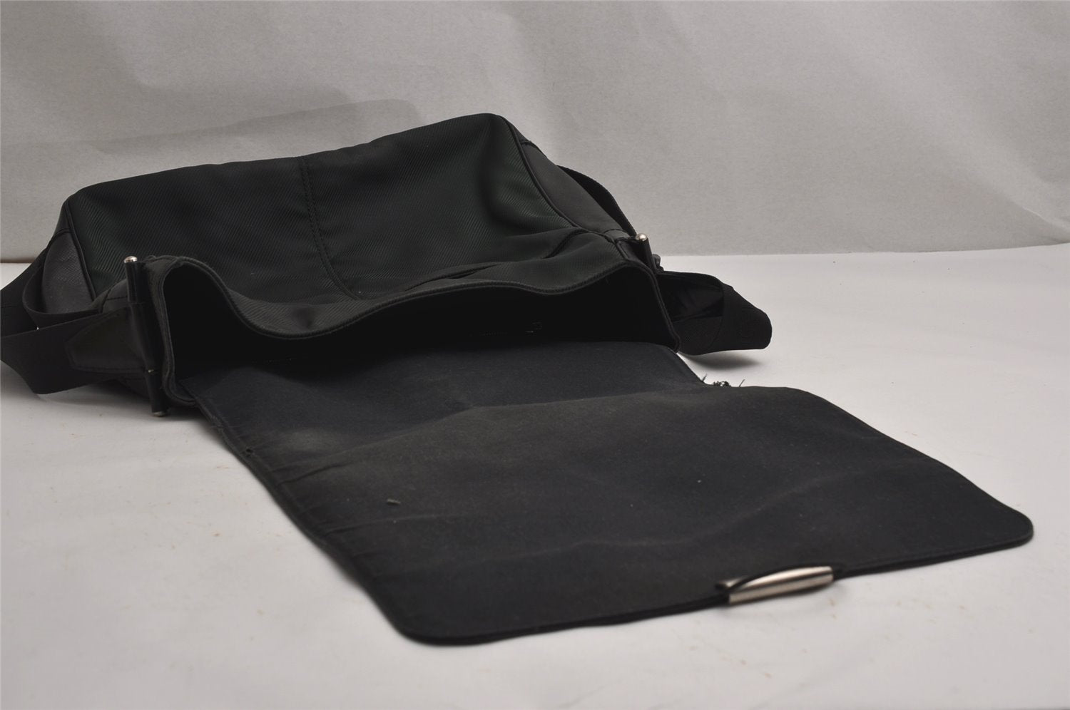 Auth Louis Vuitton Taiga Victor Shoulder Cross Body Bag Green M30142 LV 9320J