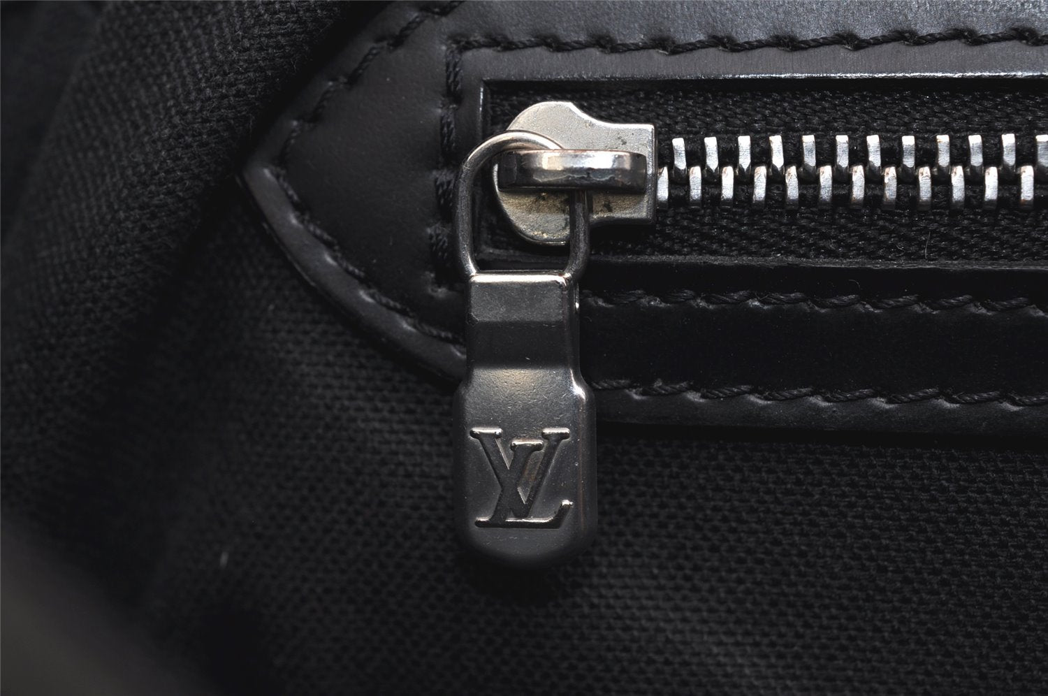 Auth Louis Vuitton Taiga Victor Shoulder Cross Body Bag Green M30142 LV 9320J