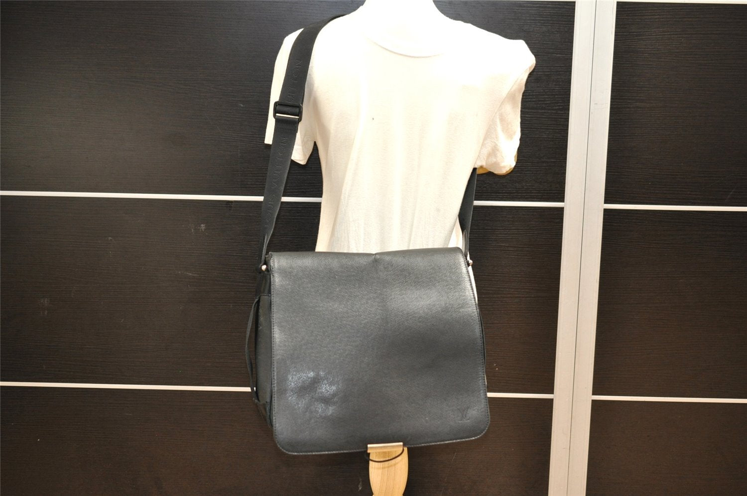 Auth Louis Vuitton Taiga Victor Shoulder Cross Body Bag Green M30142 LV 9320J