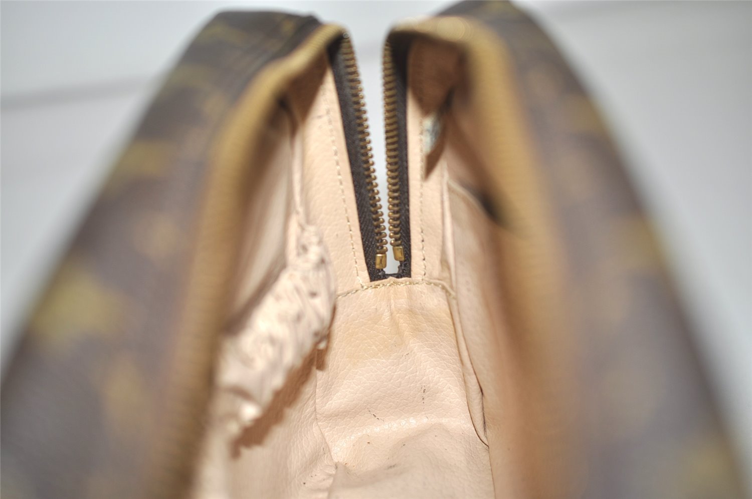 Auth Louis Vuitton Monogram Trousse Toilette 23 Clutch Hand Bag M47524 LV 9342J