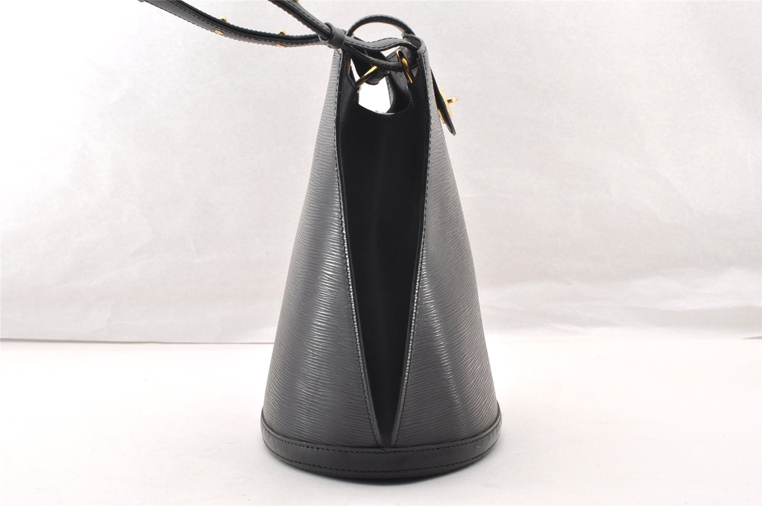 Authentic Louis Vuitton Epi Cluny Shoulder Bag Purse Black M52252 LV 9429I