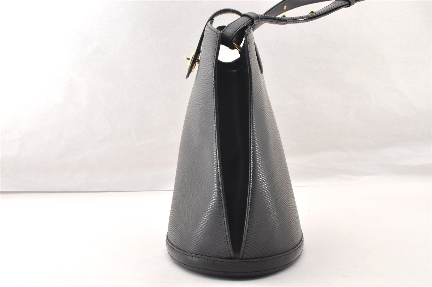 Authentic Louis Vuitton Epi Cluny Shoulder Bag Purse Black M52252 LV 9429I