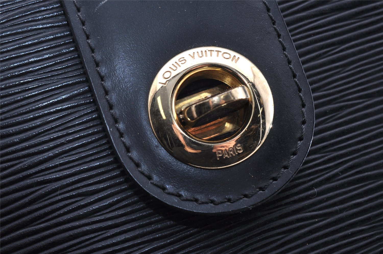 Authentic Louis Vuitton Epi Cluny Shoulder Bag Purse Black M52252 LV 9429I