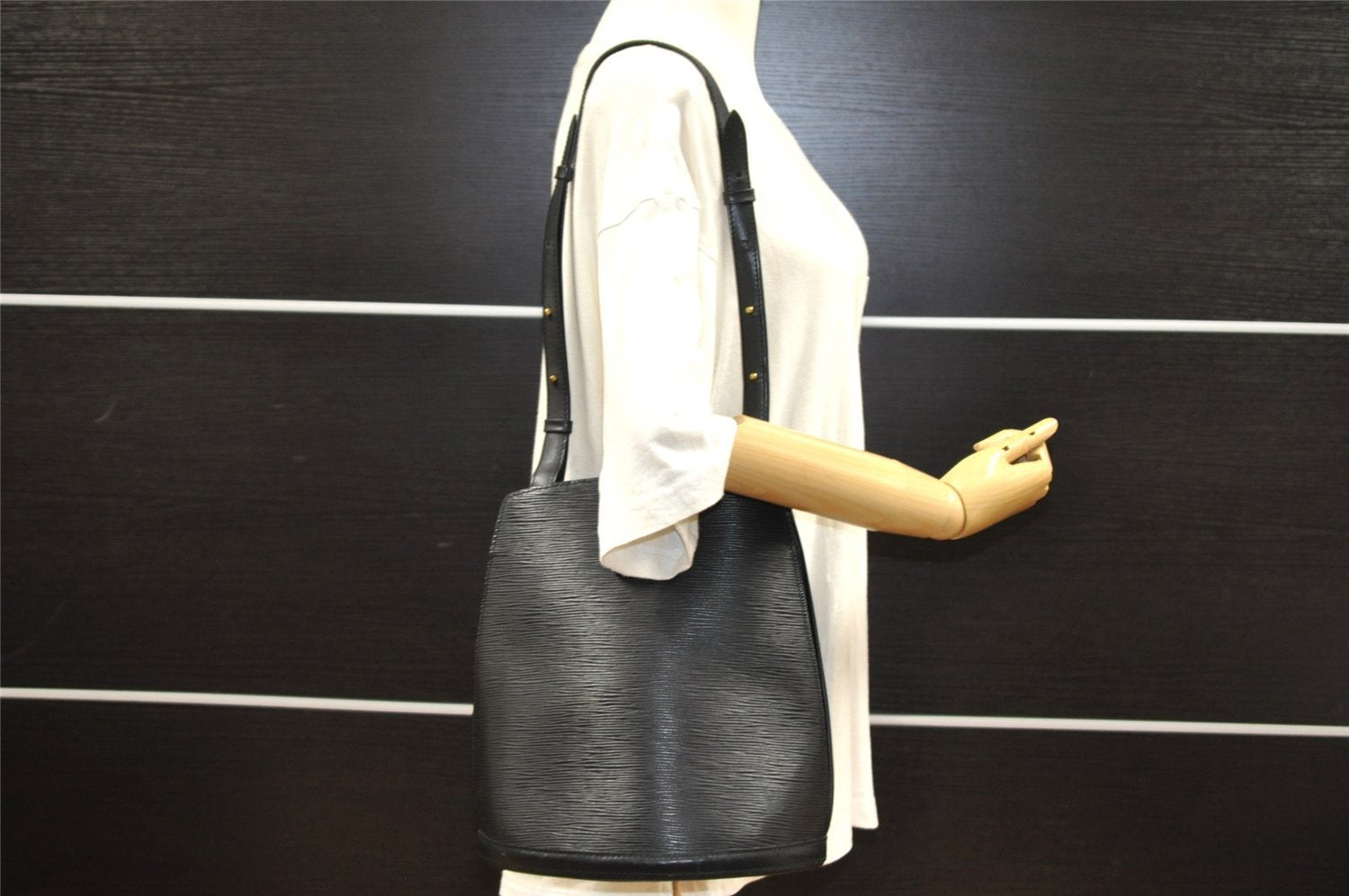 Authentic Louis Vuitton Epi Cluny Shoulder Bag Purse Black M52252 LV 9429I